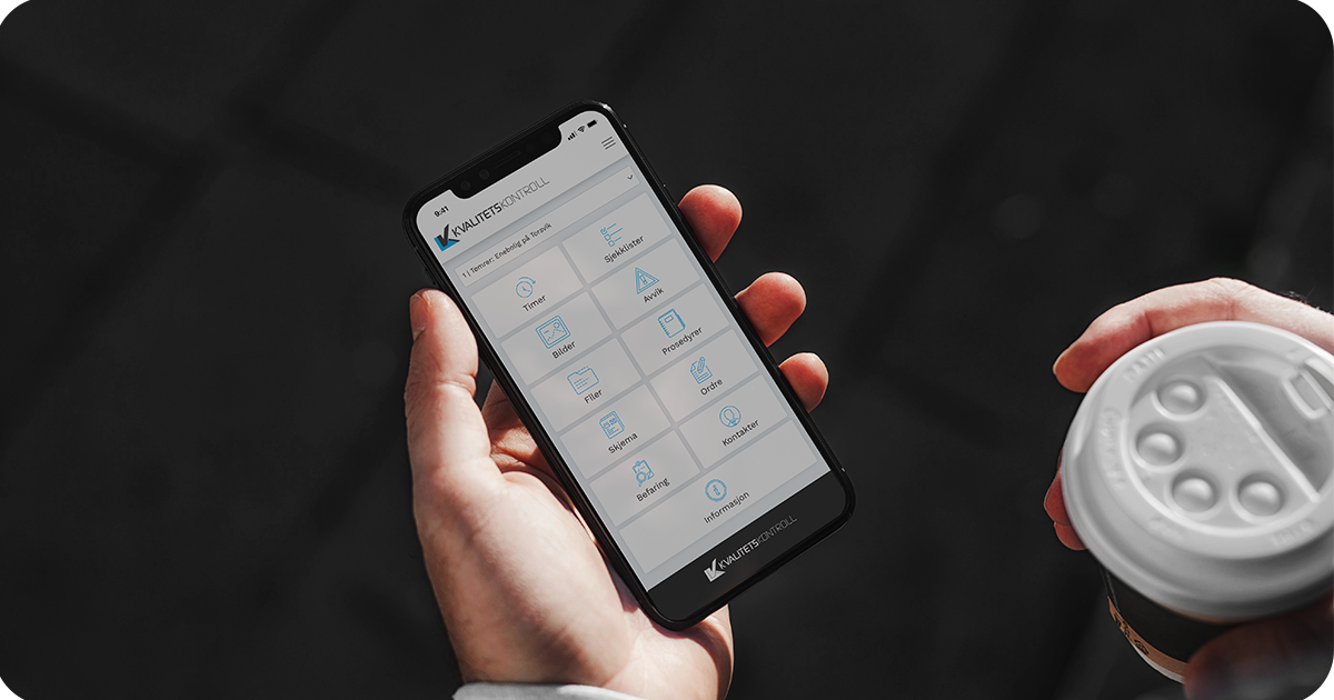 iPhone i en hånd som viser Kvalitetskontroll sitt kvalitetssystem