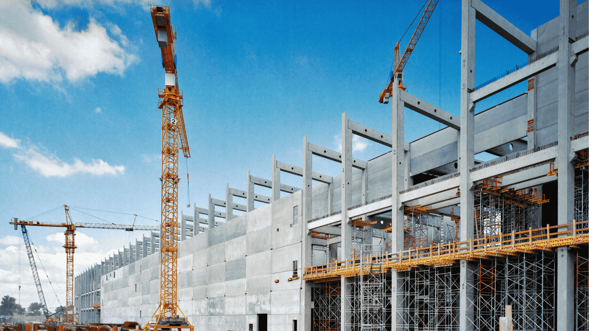 Bilde stillas på en arbeidsplass med blå himmel i bakgrunn